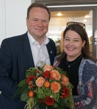 Blumen für Frank Schwabe gab es von der stellvertretenden Vorsitzenden der SPD Waltrop Vanessa Meiritz.