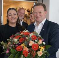 Die stellvertretende Vorsitzende der Kreis SPD, Lisa Fullert, gratuliert Frank Schwabe zu 100 Prozent. Im Hintergrund die beiden Co-Vorsitzenden der SPD Recklinghausen Sven Mosdzien und Anna Kavena.