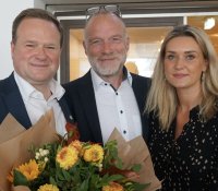 Die Co-Vorsitzenden der SPD Recklinghausen Sven Mosdzien und Anna Kavena gratulieren Frank Schwabe.